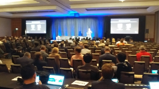 지난 27일 미국 샌프란시스코에서 열린 '뉴 스페이스 2017 콘퍼런스'에서 주제 발표자로 나선 우주 분야 전문가들이 토론을 나누고 있다. 이들은 인간이 우주에서 영원히 살아가기 위한 방안으로 발견, 연결, 혁신 등을 핵심 키워드로 제시했으며, 다학제간 융합을 통해 지속 가능한 '우주경제'를 구축해야 한다고 입을 모았다.